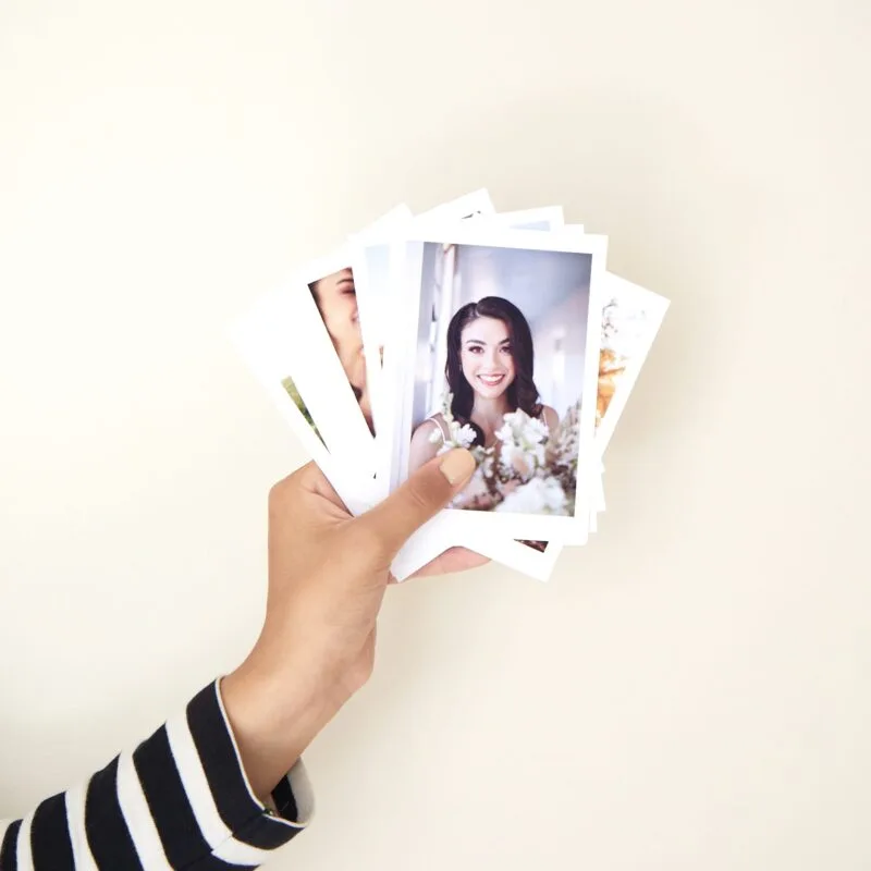 parlak kağıda basılmış fotoğraflar masa üstünde